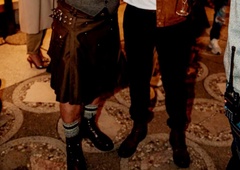 Zaročenec znane pevke v Križanke prišel oblečen v krilo