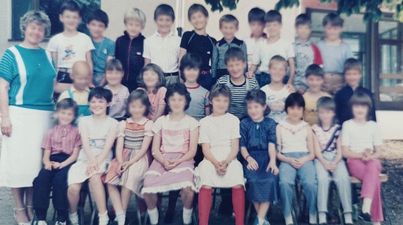 Alenka Gotar v drugem razredu osnovne šole (druga z leve spodaj).