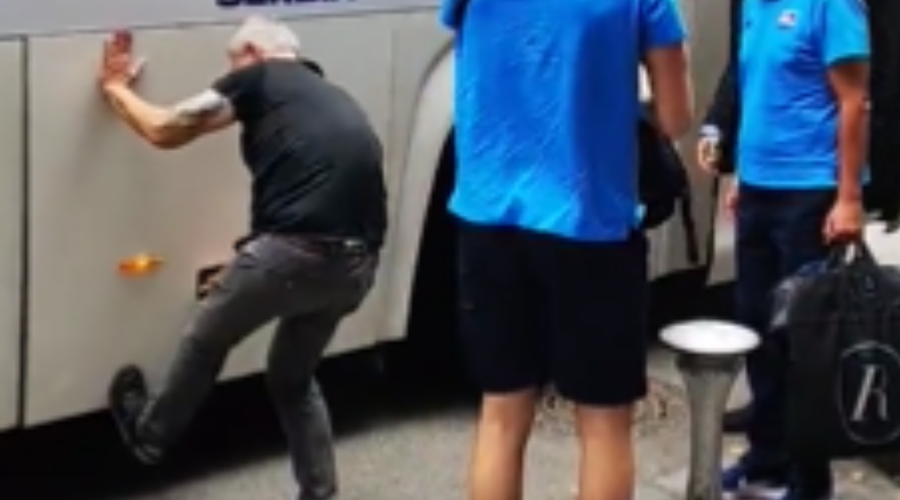 VIDEO: Voznik avtobusa srbske reprezentance HUMORNO nad prtljažnik! Odpreti ga je želel celo z nogo (foto: Twitter/Slobodan Šarenac/posnetek zaslona)
