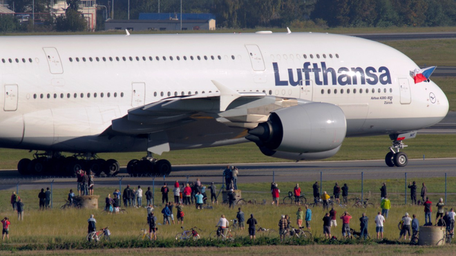 Lufthansa imetnike vozovnic prosi, naj ne hodijo na letališča: med njimi so tudi Slovenci (foto: Profimedia)