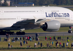 Lufthansa imetnike vozovnic prosi, naj ne hodijo na letališča: med njimi so tudi Slovenci