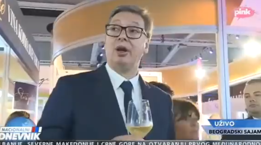 Srbski predsednik Vučić po več kot sto kozarcih vina: "To zame ni nič, v soboto pridem spet" (foto: Posnetek zaslona/Twitter/FeljtonRs)