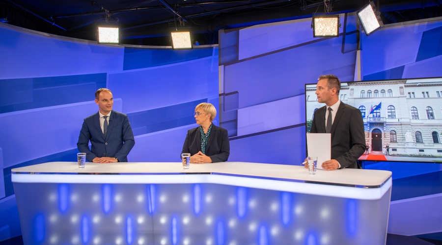 Kdo je do zdaj zbral več podpisov: Anže Logar ali Nataša Pirc Musar? (foto: N1/Denis Sadiković)