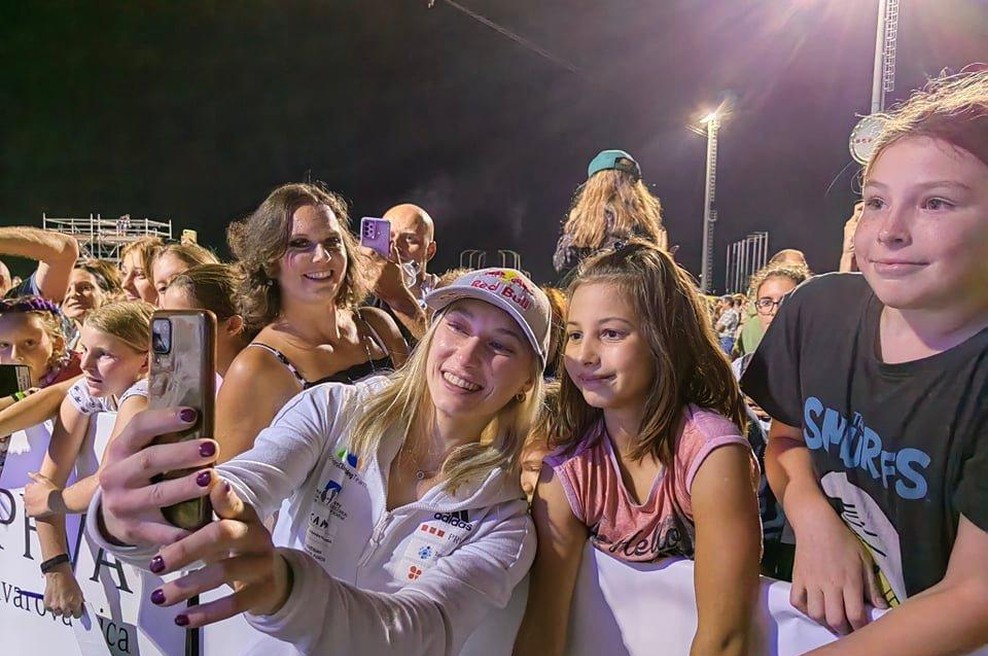 Janja Garnbret je po drugem mestu v Kopru še vedno oboževana: "Janja, ti si moj idol!" (foto: Uredništvo)