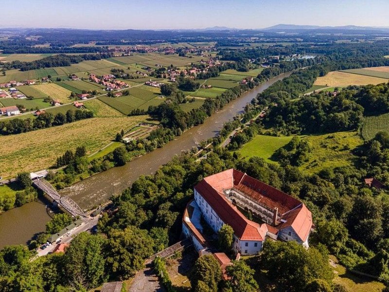 Pogled na reko Muro. ki teče pod gradom.