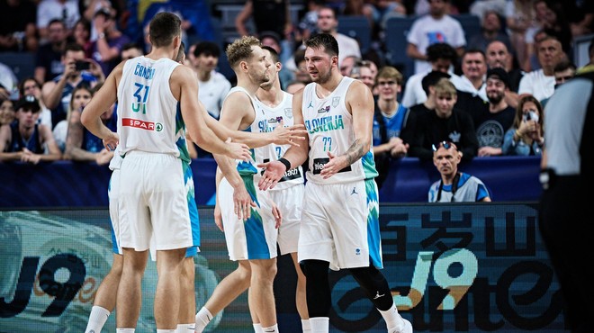 Znano je, s kom se bodo slovenski košarkarji udarili za uvrstitev v polfinale EuroBasketa! (foto: Twitter/Košarkarska zveza Slovenije)