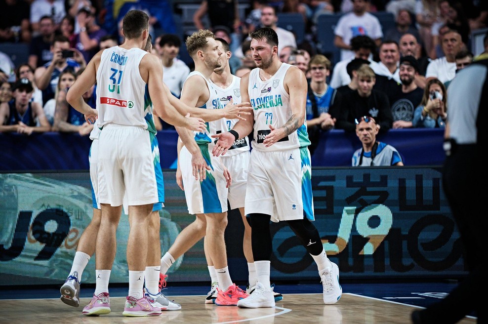 Znano je, s kom se bodo slovenski košarkarji udarili za uvrstitev v polfinale EuroBasketa! (foto: Twitter/Košarkarska zveza Slovenije)
