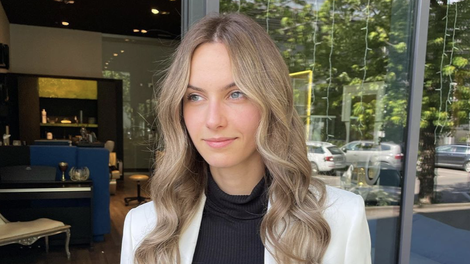 Iz glamurja v skedenj: nova miss Slovenije okronana ob balah sena