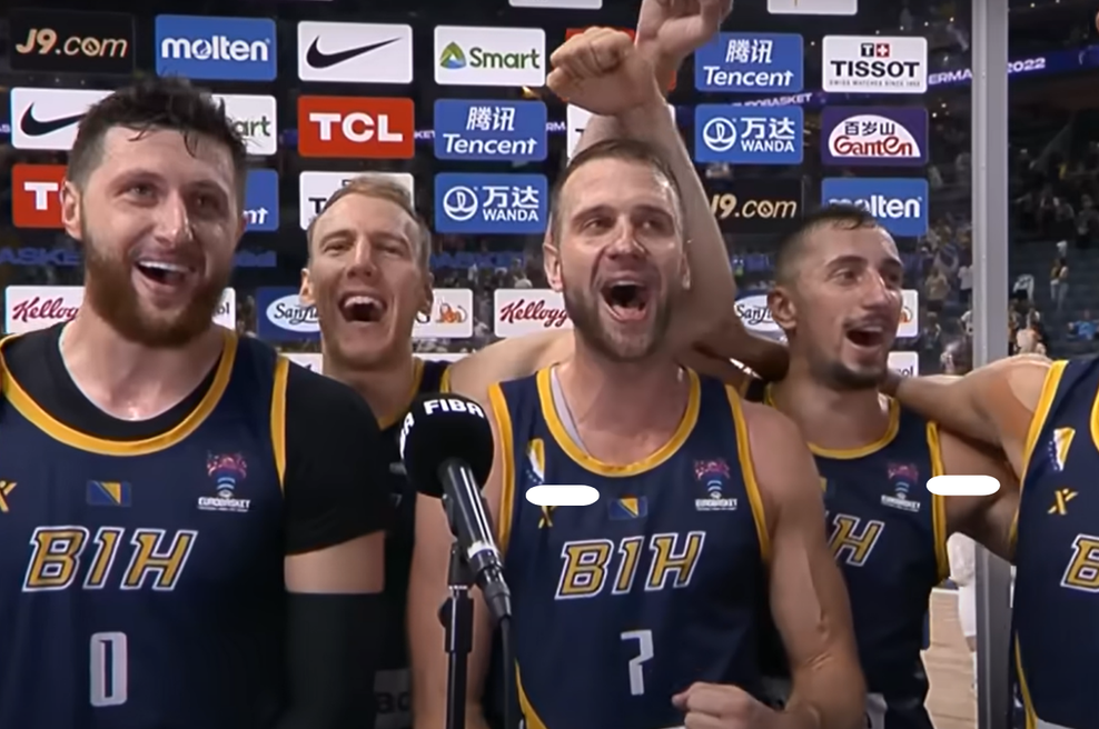 VIDEO: Tako je reprezentanca BiH proslavila zmago nad Slovenijo, poklicali so celo znanega bosanskega pevca (foto: Youtube/Sport Klub/posnetek zaslona)
