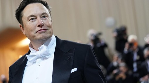 Elon Musk je spet v središču pozornosti: prevzel Twitter in odpustil direktorje