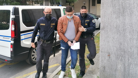 Hude poškodbe v zahrbtnem napadu z nožem: prebodel ji je tudi srce