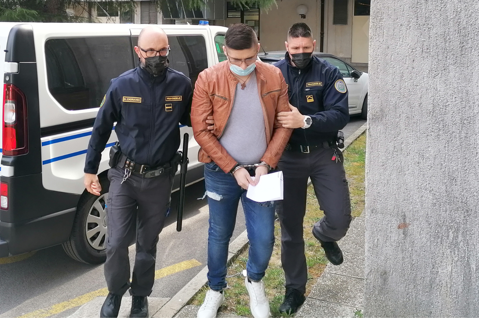 Hude poškodbe v zahrbtnem napadu z nožem: prebodel ji je tudi srce (foto: Mitja Volčanšek/STA)