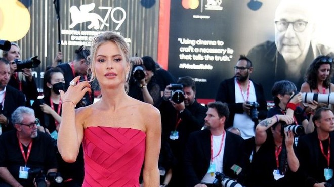 Kdo je Slovenka, ki je blestela na rdeči preprogi filmskega festivala v Benetkah? (foto: Profimedia)