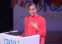 Prvi javni nastop Meghan Markle v Združenem kraljestvu po megxitu: javnost navdušena, kritiki ogorčeni