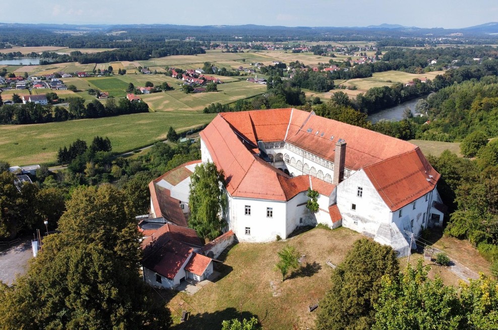 Skrivnostni grad Cmurek: Odslej pod posebno zaščito države (foto: Muzej norosti)