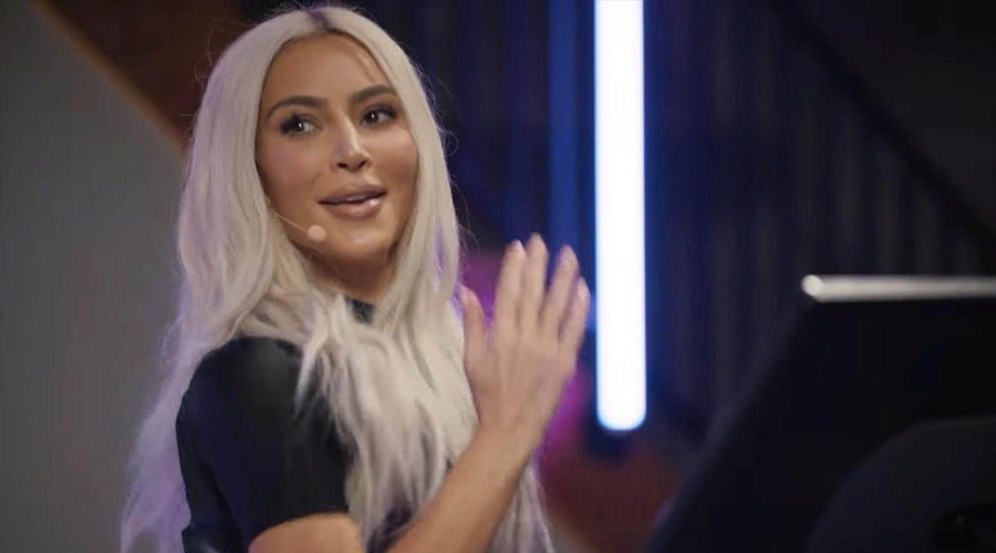 Kim Kardashian spet šokirala: tako je danes videti njena gola zadnjica (foto: Profimedia)