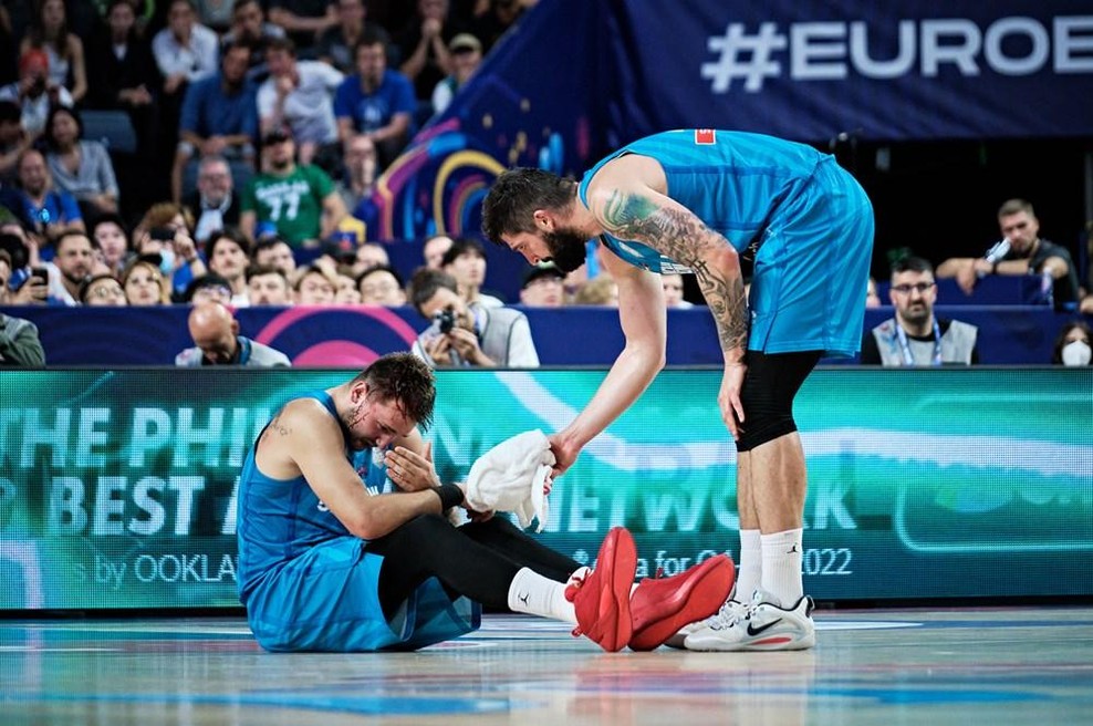 (FOTO) Francozi močno poškodovali Dončića: tekla je kri! (foto: FIBA)