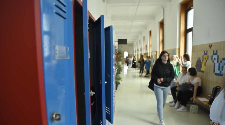 Oglasila se je ravnateljica, ki je prepovedala minikrila in nalakirane nohte v šoli. Kaj je povedala? (foto: STA)