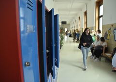 Oglasila se je ravnateljica, ki je prepovedala minikrila in nalakirane nohte v šoli. Kaj je povedala?