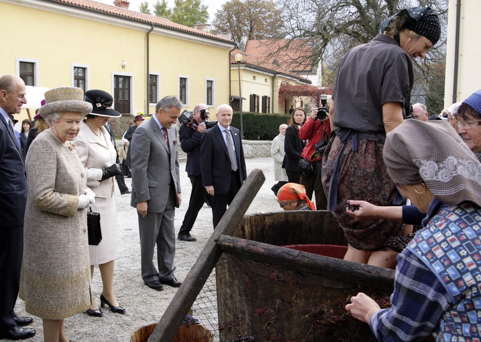 Britanska kraljica Elizabeta II. je obiskala Kobilarno Lipica, kjer jo je v jahalnici pozdravilo približno 400 otrok iz lokalnih šol.