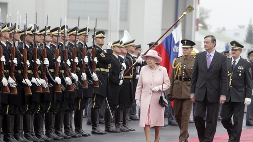 FOTO in VIDEO: Kraljica Elizabeta II. je obiskala tudi Slovenijo. Se spomnite, kaj vse si je ogledala?
