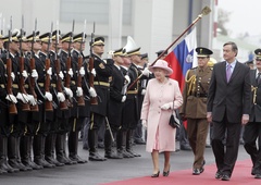 FOTO in VIDEO: Kraljica Elizabeta II. je obiskala tudi Slovenijo. Se spomnite, kaj vse si je ogledala?