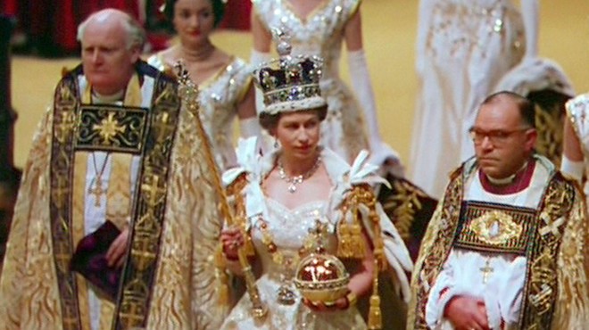 FOTO: Spomnimo se, kako je kraljica Elizabeta II. blestela ob kronanju (foto: Profimedia)