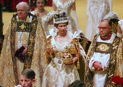 FOTO: Spomnimo se, kako je kraljica Elizabeta II. blestela ob kronanju