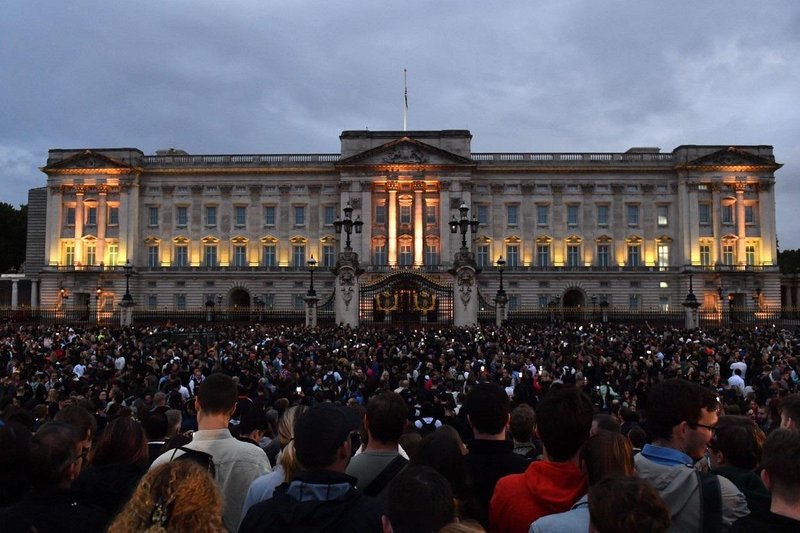 Žalujoči Britanci so se ob novici o kraljičini smrti zbrali pred Buckinghamsko palačo v Londonu.