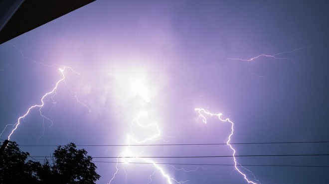 Je treba med nevihto izklopiti električne naprave? TO pravijo strokovnjaki (foto: Profimedia)