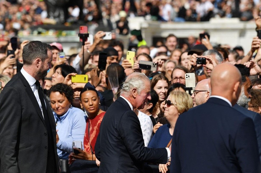 Britanci v pričakovanju kraljevega nagovora (foto: Profimedia)