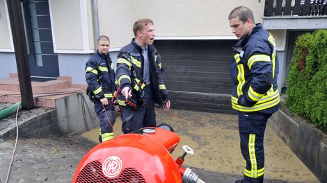Ponekod zalivalo objekte in ceste, posredovati so morali gasilci