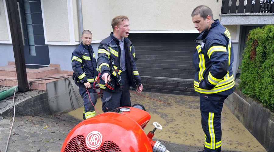Ponekod zalivalo objekte in ceste, posredovati so morali gasilci (foto: Bobo)