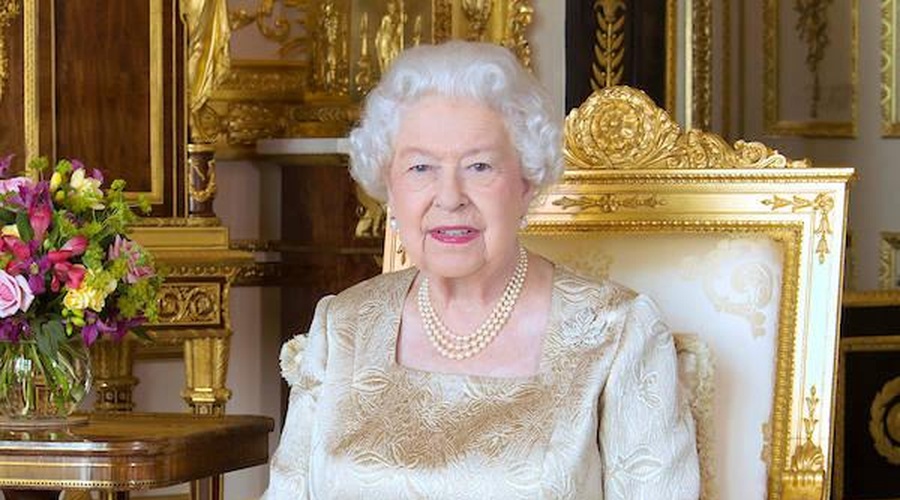 FOTO: Ne boste verjeli, kako je spretna pilotka na nebu ustvarila največji portret kraljice Elizabete II. (foto: Profimedia)