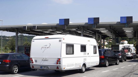 Z mejnih prehodov poročajo o dolgih kolonah, kje je najhuje?
