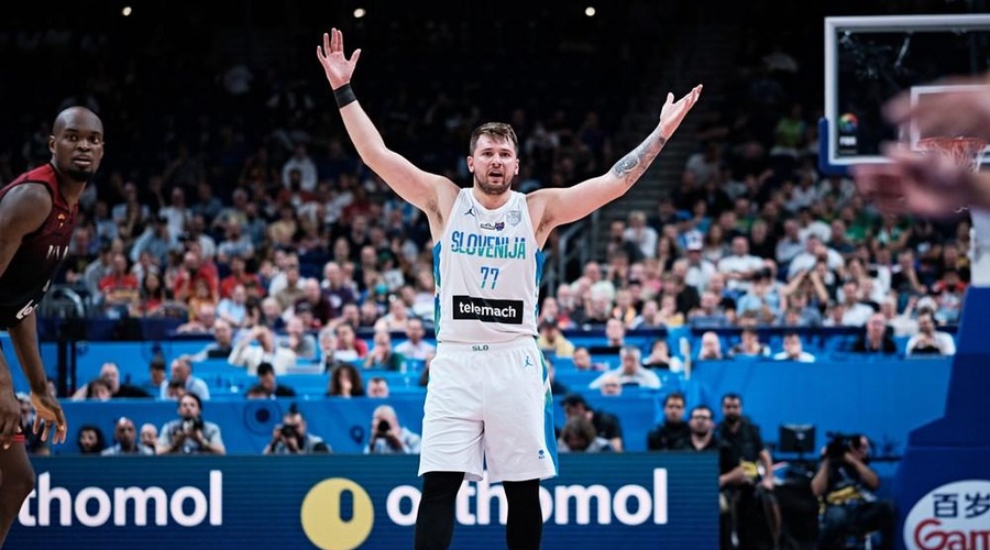Slovenija v četrtfinalu EuroBasketa: kletvice na klopi in nezadovoljstvo navijačev (foto: Fiba)