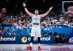 Slovenija v četrtfinalu EuroBasketa: kletvice na klopi in nezadovoljstvo navijačev