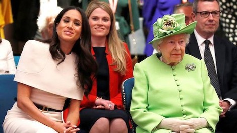Meghan tudi ob kraljičini smrti v središču družinske drame