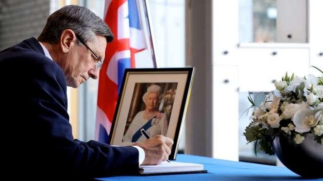 Ganljive besede, s katerimi se je Borut Pahor poklonil pokojni britanski kraljici (foto: STA)