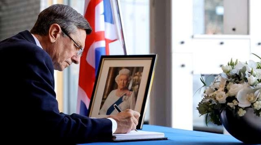 Ganljive besede, s katerimi se je Borut Pahor poklonil pokojni britanski kraljici (foto: STA)