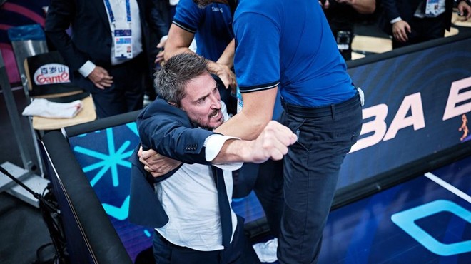 Šov italijanskega selektorja: norel, poljubljal in v kamero sočno zaklel – po naše! (foto: FIBA)