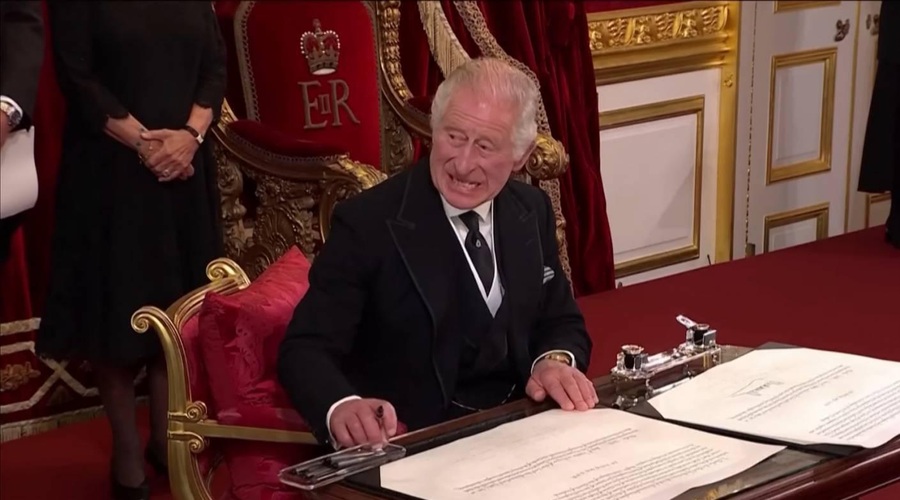 Kralj zaradi malenkosti pobesnel nad pomočnikom. Na dan prihajajo šokantne podrobnosti (foto: Youtube/The Guardian)