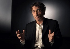 Dr. Gabor Maté: "Za bolj zdravo družbo moramo zavreči MIT o NORMALNOSTI!"