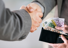 Moški z območja Kranja izdajal ponarejena potrdila: z njimi je napolnil tudi svojo denarnico