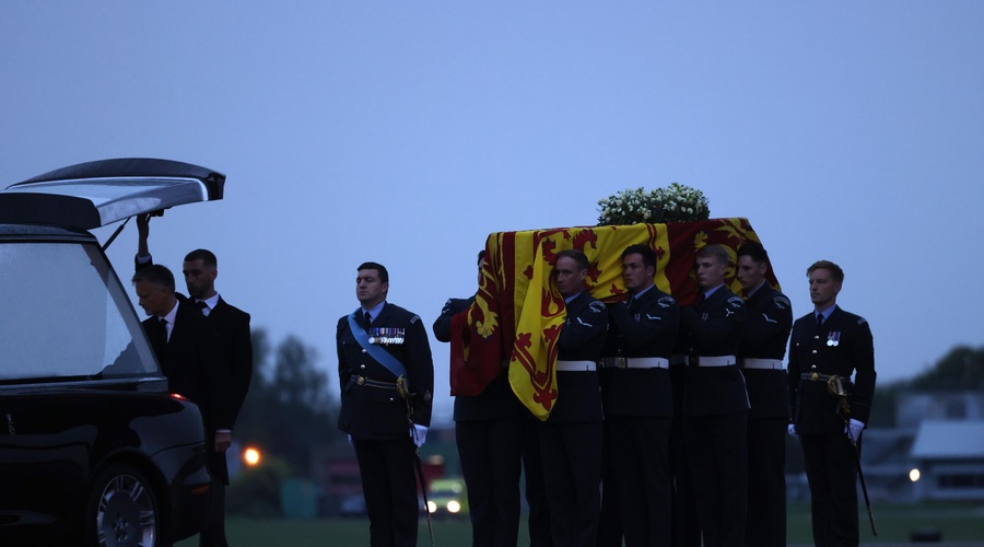 Krsta s posmrtnimi ostanki Elizabete II. že v Londonu, kdo jo je spremljal? (foto: Profimedia)