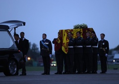 Krsta s posmrtnimi ostanki Elizabete II. že v Londonu, kdo jo je spremljal?