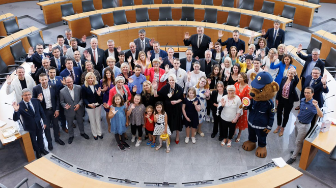 Poslance obiskali otroci, ki so preboleli raka. Mnogim so se orosile oči (foto: Twitter/MFA Slovenia)
