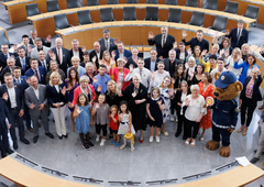 Poslance obiskali otroci, ki so preboleli raka. Mnogim so se orosile oči