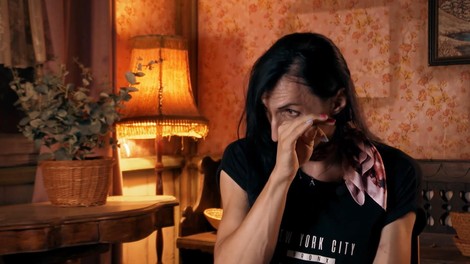 Kmetija: tako mračna je preteklost Andree, v solzah je razkrila, kaj vse je morala preživeti