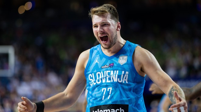 Oboževalci trepetajo zaradi Dončićevega zvitega gležnja, bo košarkarski as še lahko zaigral na EuroBasketu? (foto: Twitter/Bleacher Report)